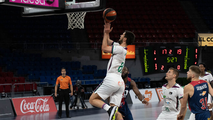 El Unicaja vence en Vitoria y se engancha al Playoff (70-79)