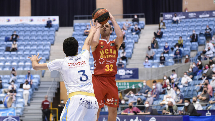 Frankamp decide el primer partido con público (80-83)