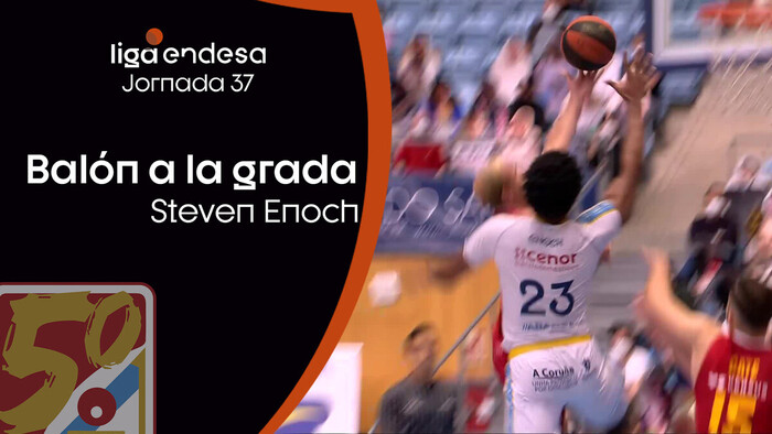 ¡Steven Enoch manda el balón a la grada!