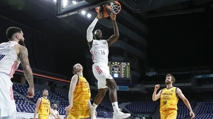 Un vendaval blanco de principio a fin para poner el 1-0 (103-79)