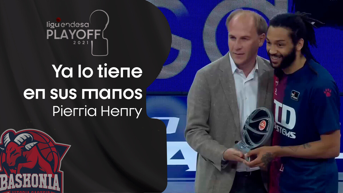 Pierriá Henry recibe el premio como miembro del Mejor Quinteto