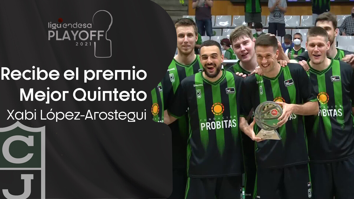 Xabi López-Arostegui recibe el premio como integrante del Mejor Quinteto