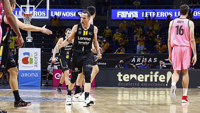 Lenovo Tenerife fuerza el tercer partido ante el Barça (80-68)