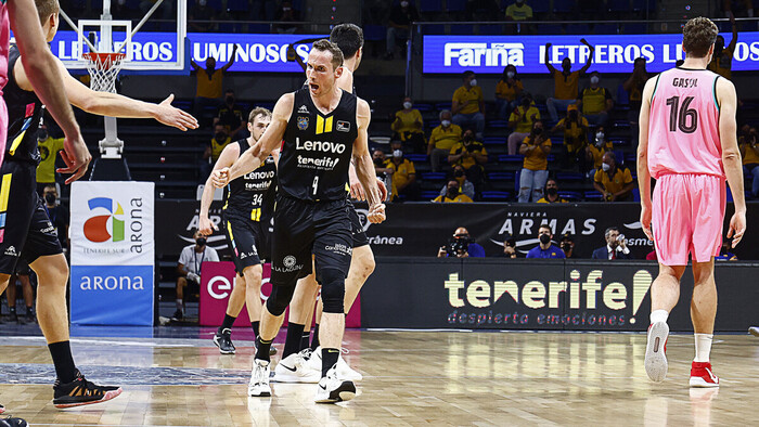 Lenovo Tenerife fuerza el tercer partido ante el Barça (80-68)