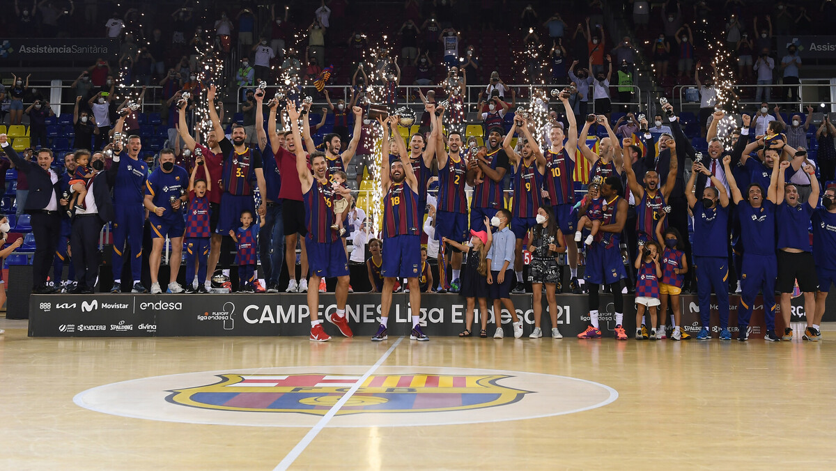 Alzan el trofeo