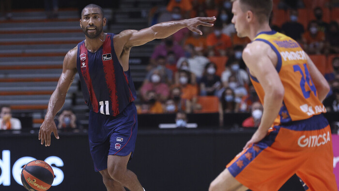 Baskonia se lleva un duelo de defensas en la pista del Valencia (67-72)