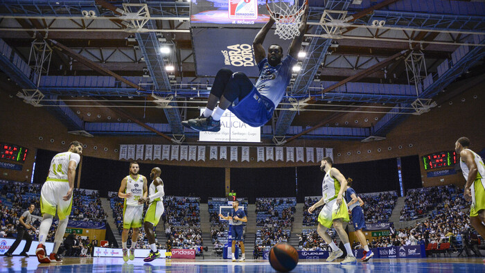 Tres cuartos de ensueño aúpan al Monbus Obradoiro (93-81)