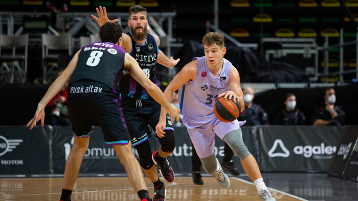 Jokubaitis y Mirotic lideran un claro triunfo del Barça en Miribilla (68-84