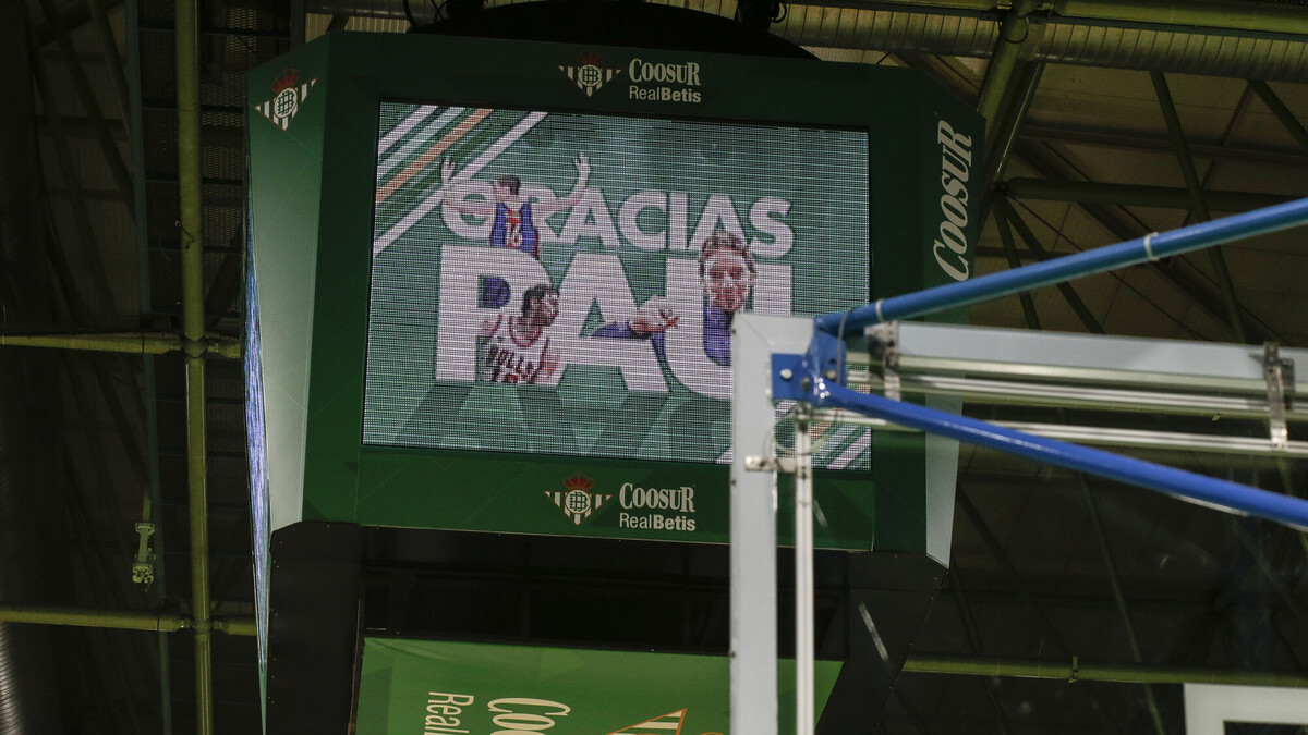 La afición bética homenajea a Pau Gasol