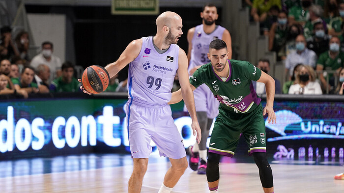 El Barça sobrevive a una gran reacción final del Unicaja (73-75)