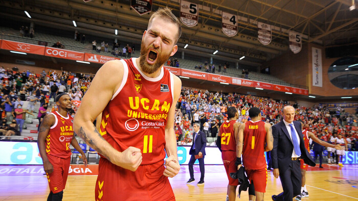 UCAM Murcia sabe sufrir ante Bitci Baskonia y se mantiene tercero (80-79)