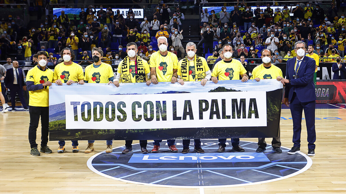 "Todos con La Palma" en el derbi canario