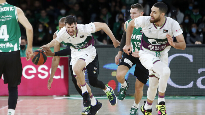 El Unicaja conquista el derbi andaluz y sigue enganchado a la Copa (73-79)