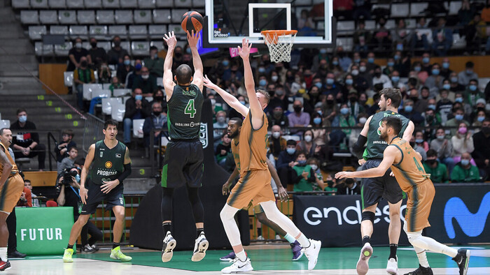 84-82. Los triples salvan al Joventut ante el Coosur Betis (84-82)