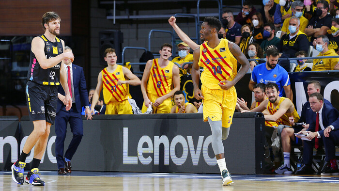 Nigel Hayes-Davis saca a pasear su manita