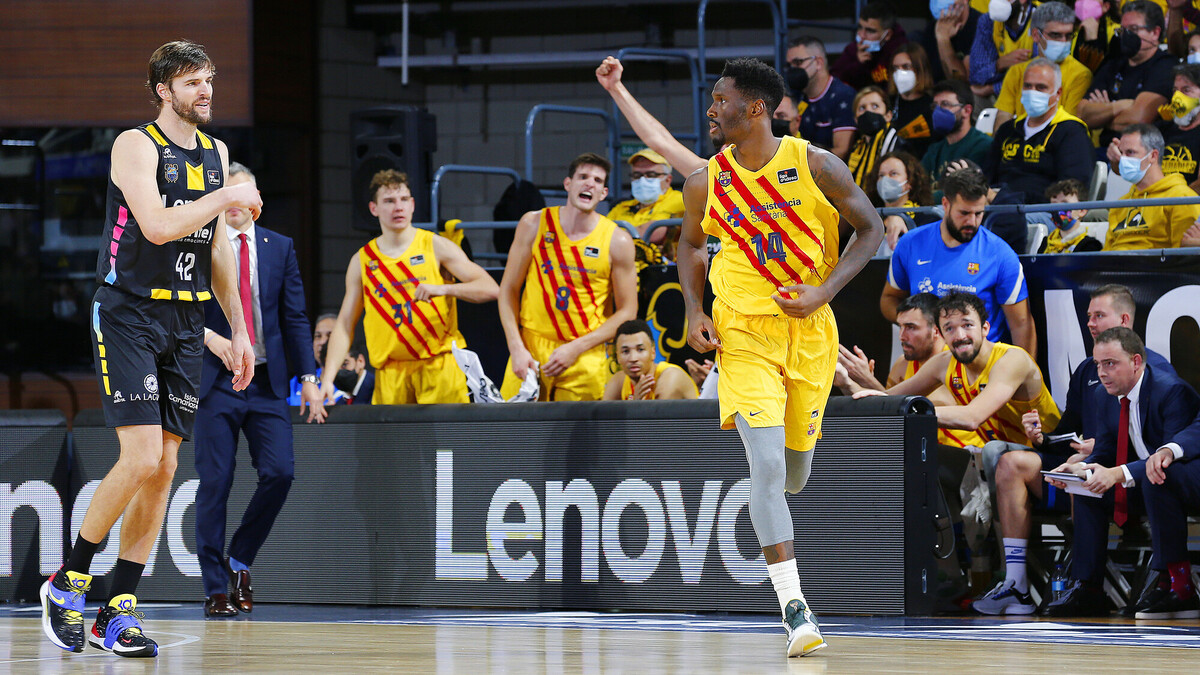 Nigel Hayes-Davis saca a pasear su manita