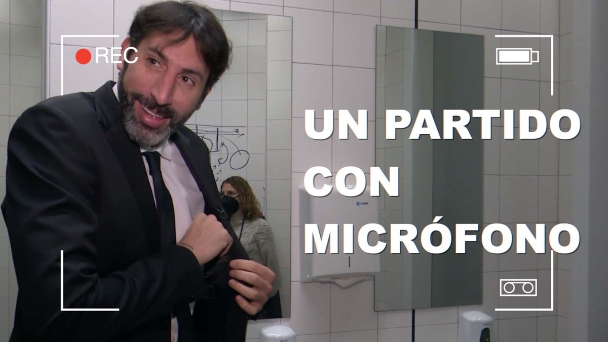 Álex Mumbrú con micrófono