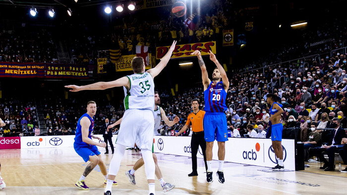 El Barça decide el derbi catalán a base de triples (99-84)