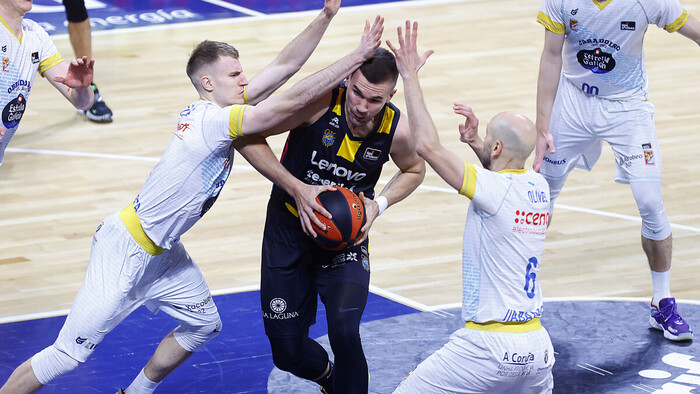 Huertas lidera el triunfo de Lenovo Tenerife frente al Obradoiro (86-83)