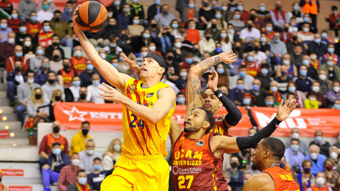 El Barça reacciona con carácter y un gran Mirotic ante el UCAM (87-89)