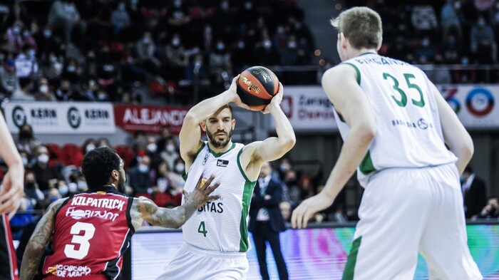 Dos parciales verdinegros para seguir la racha de la Penya (63-77)