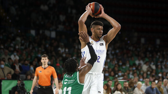 Tavares rescata en Sevilla a un Real Madrid cargado de fe (69-71)