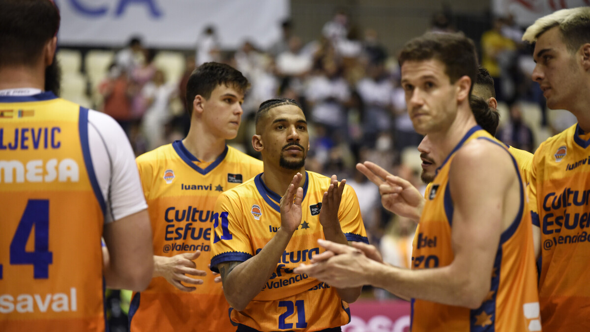 El Valencia Basket sufre en Santiago pero conserva la tercera plaza (85-89)