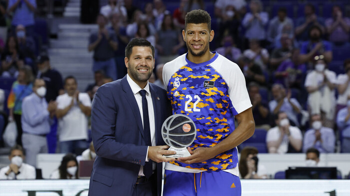 Walter Tavares recibe su trofeo como Mejor Defensor 2021-22