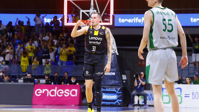 El Lenovo Tenerife, con un gran Wiltjer, fuerza el tercer partido (103-76)