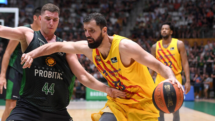 El Barça, a un triunfo de la final tras ganar en Badalona (77-83)