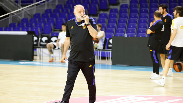 Pablo Laso dirige el entrenamiento del Real Madrid