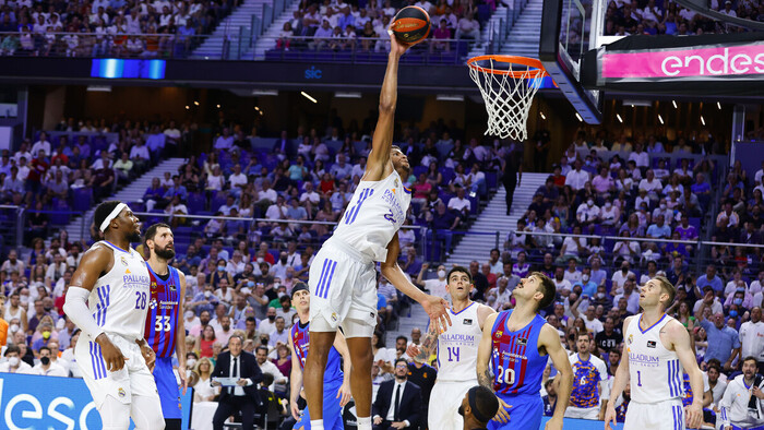 Edy Tavares firma un partido para la historia