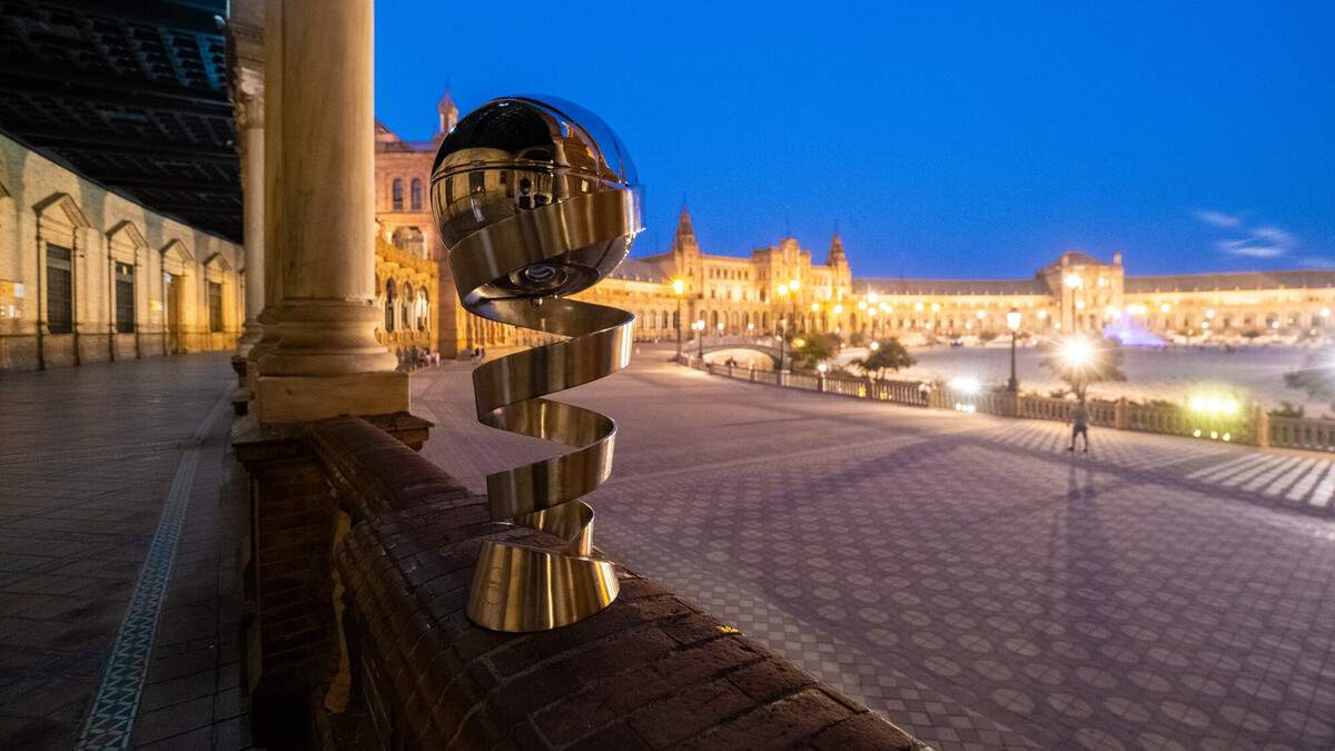 El trofeo, en las calles de Sevilla