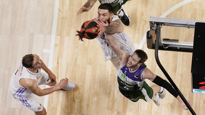 El Real Madrid sobrevive a la rebelión final del Unicaja (71-76)