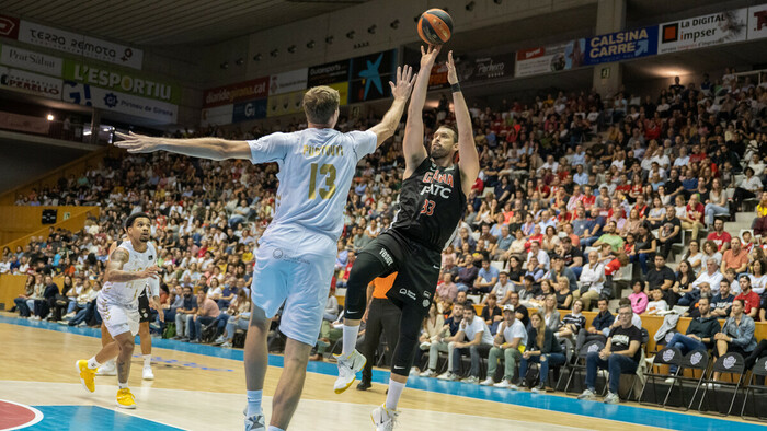 El Bàsquet Girona celebra y disfruta su primer triunfo en Fontajau (100-89)