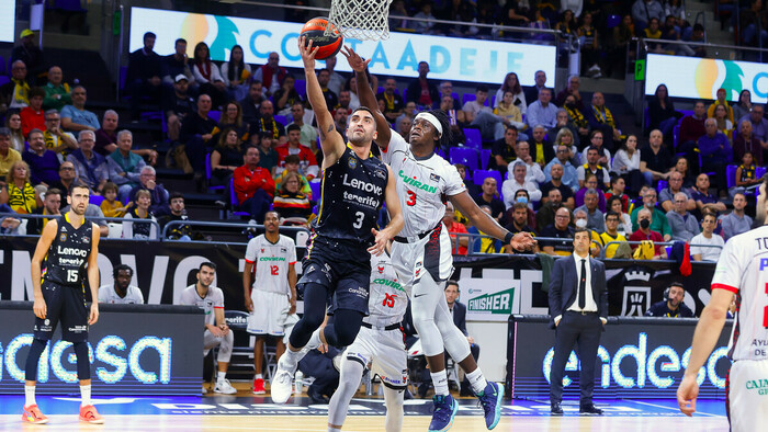 Lenovo Tenerife despide el año con fiesta en el Santiago Martín (98-66)