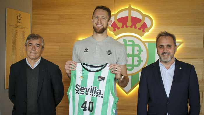 Luke Fischer, presentado como jugador del Real Betis Baloncesto