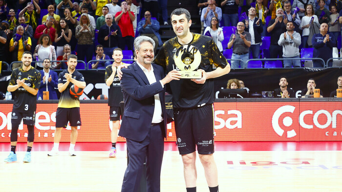 Shermadini recibe su MVP Movistar más especial