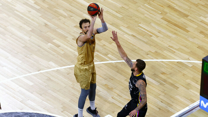 El Barça se lleva el triunfo de Tenerife en un final igualado (76-79)