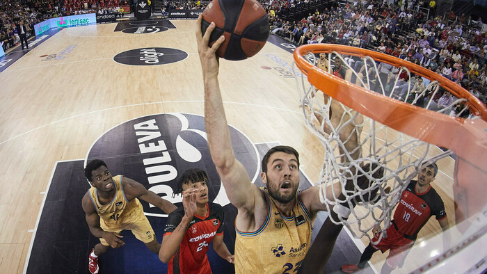 El Barça gana en Granada con lo justo para seguir líder (55-70)