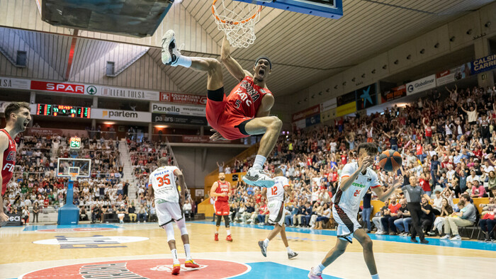 Un Taylor de dibujos animados anestesia al Coviran Granada (88-73)