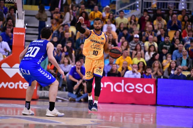 Cook: Cerca del récord de pases