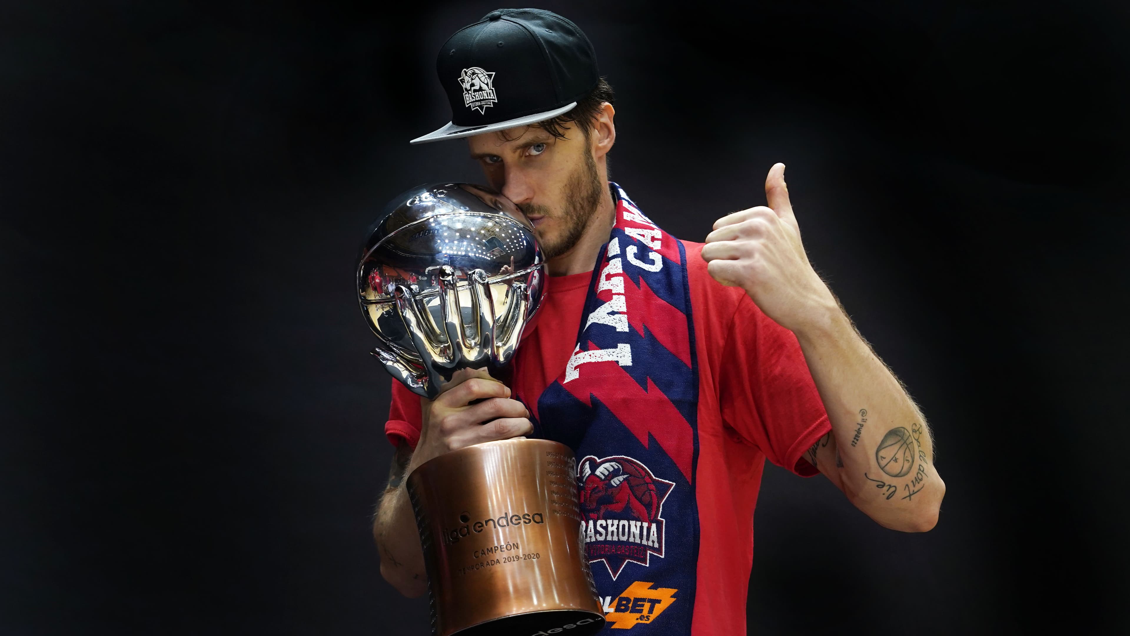 Polonara besa el trofeo de campeón