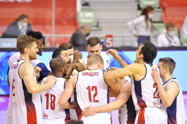 Crónica UCAM M.-BAXI Manr. (93-103)