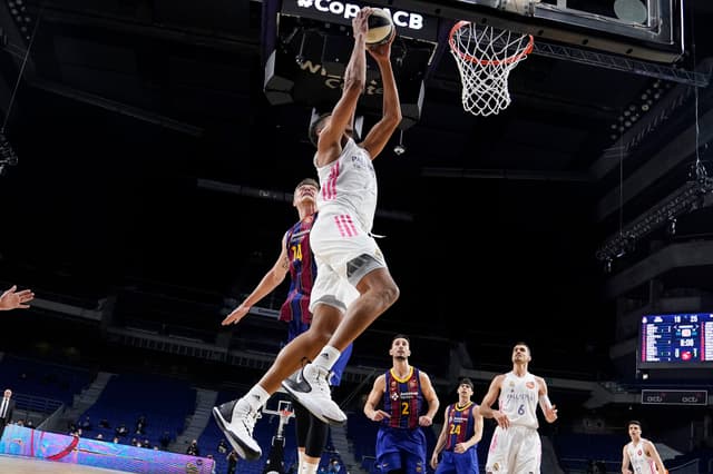 Tavares, sexto reboteador en Copa