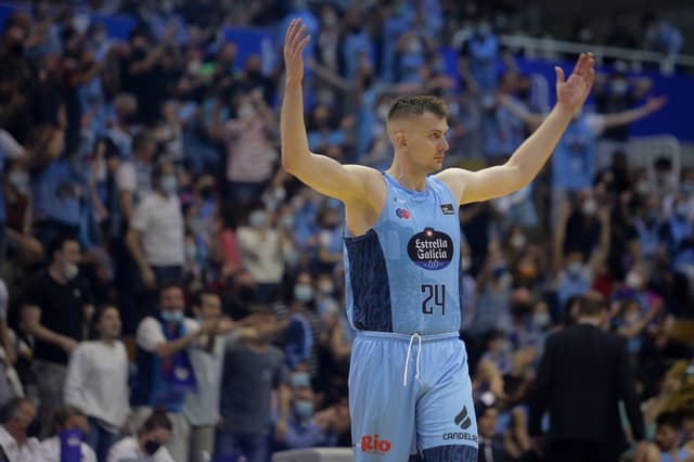 Mahalbasic acaricia el triple-doble