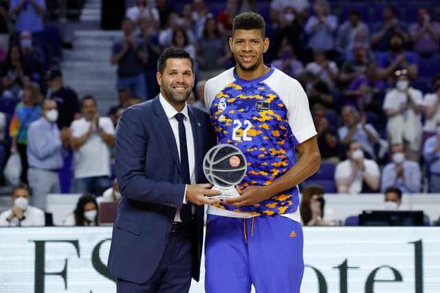 Walter Tavares recibe su trofeo