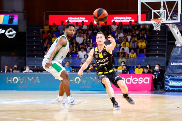 Huertas, máximo asistente Playoff