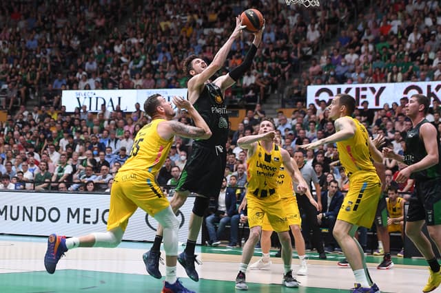 Tomic, 2º reboteador Playoff