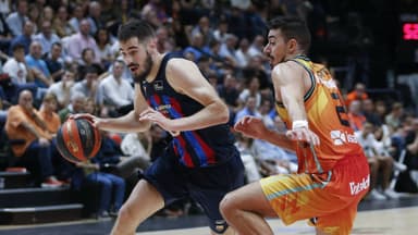 Nikola Kalinic atacael aro ante la defensa de Josep Puerto